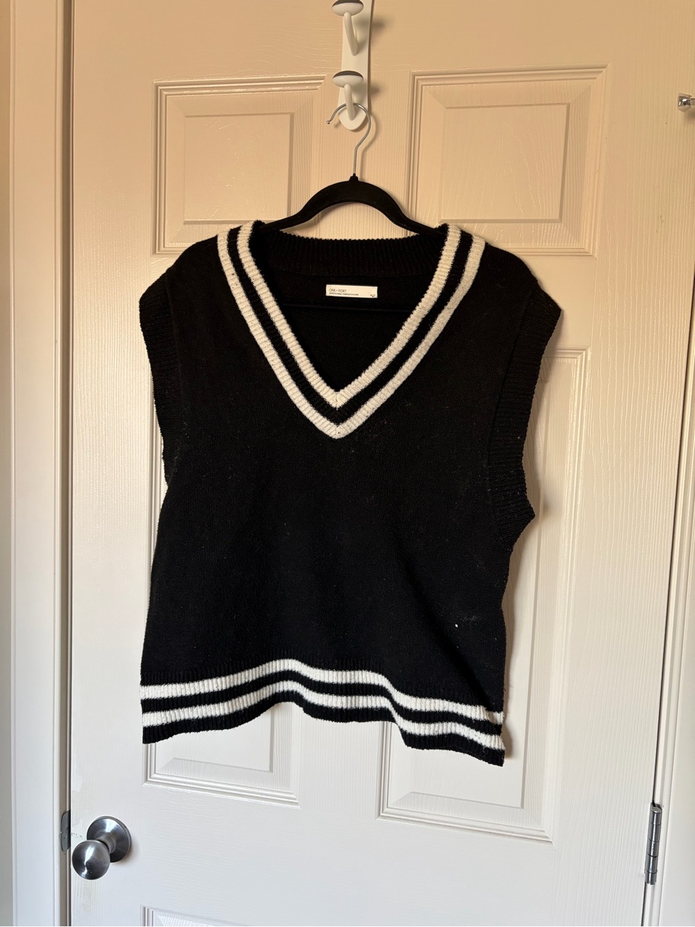 🎉 OAK + FORT - XS Black and White Sweater Vest